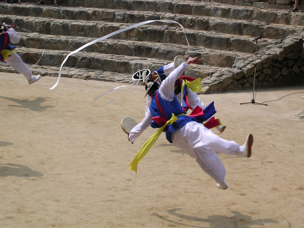 Danzatore acrobatico al Folk Village